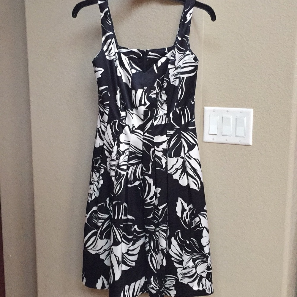 White House Black Market size 00 black/white dress